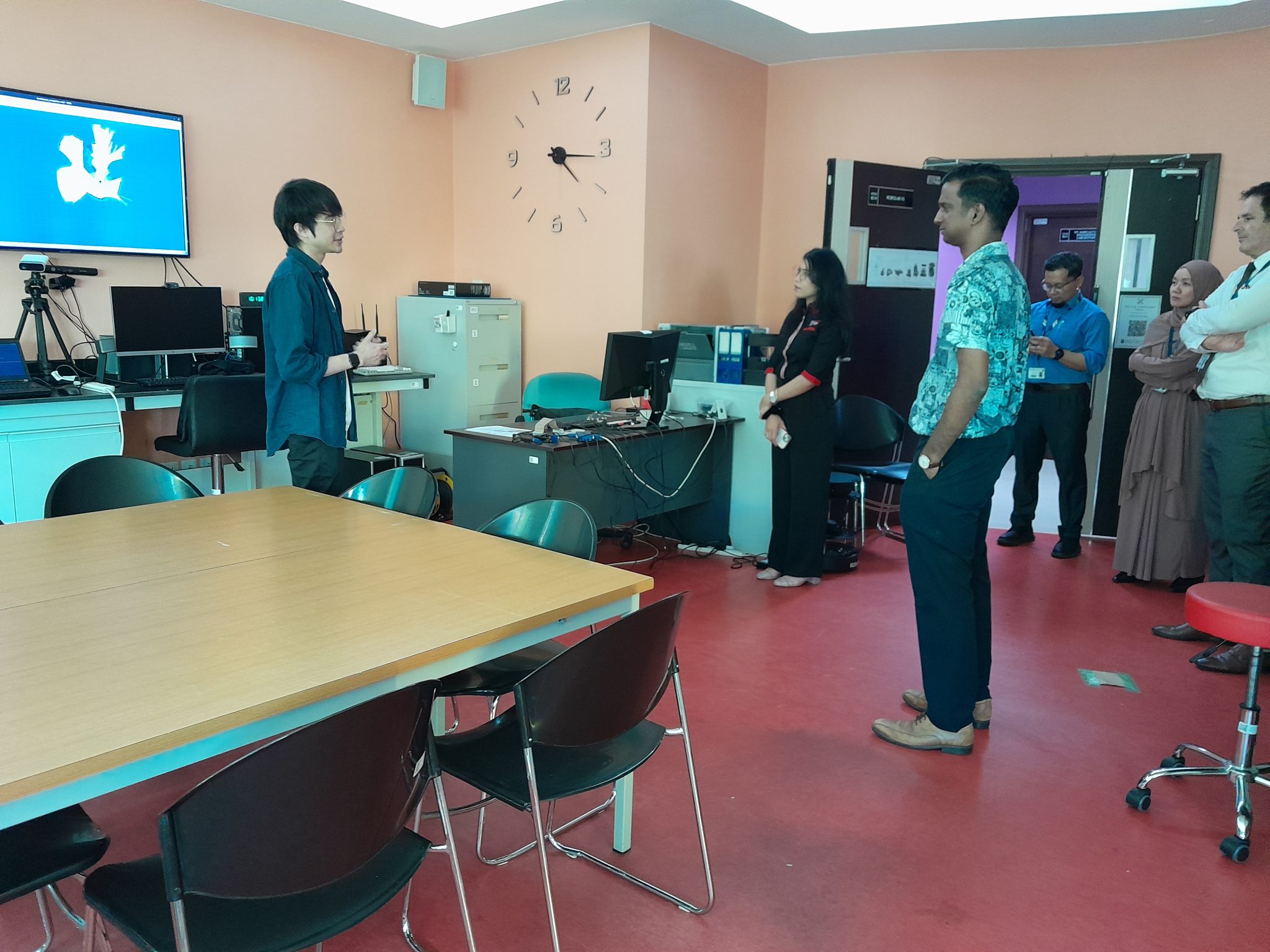 Robolab received visitors from Swinburne University of Technology Sarawak